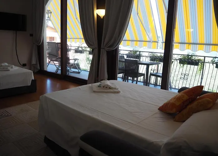 Liza's Suite's - Room's With A View Apartman *